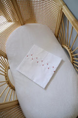 Drap naissance brodé pois