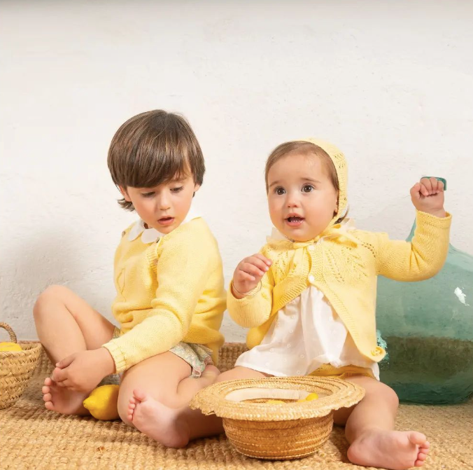 Bonnet jaune en tricot