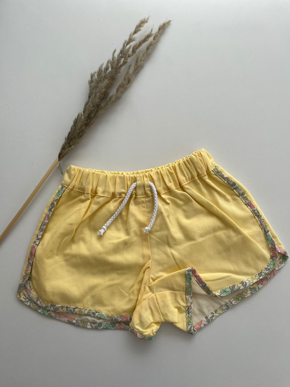 Short jaune avec ligne liberty