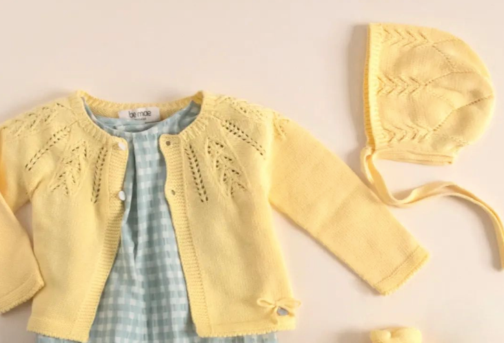 Veste en tricot jaune