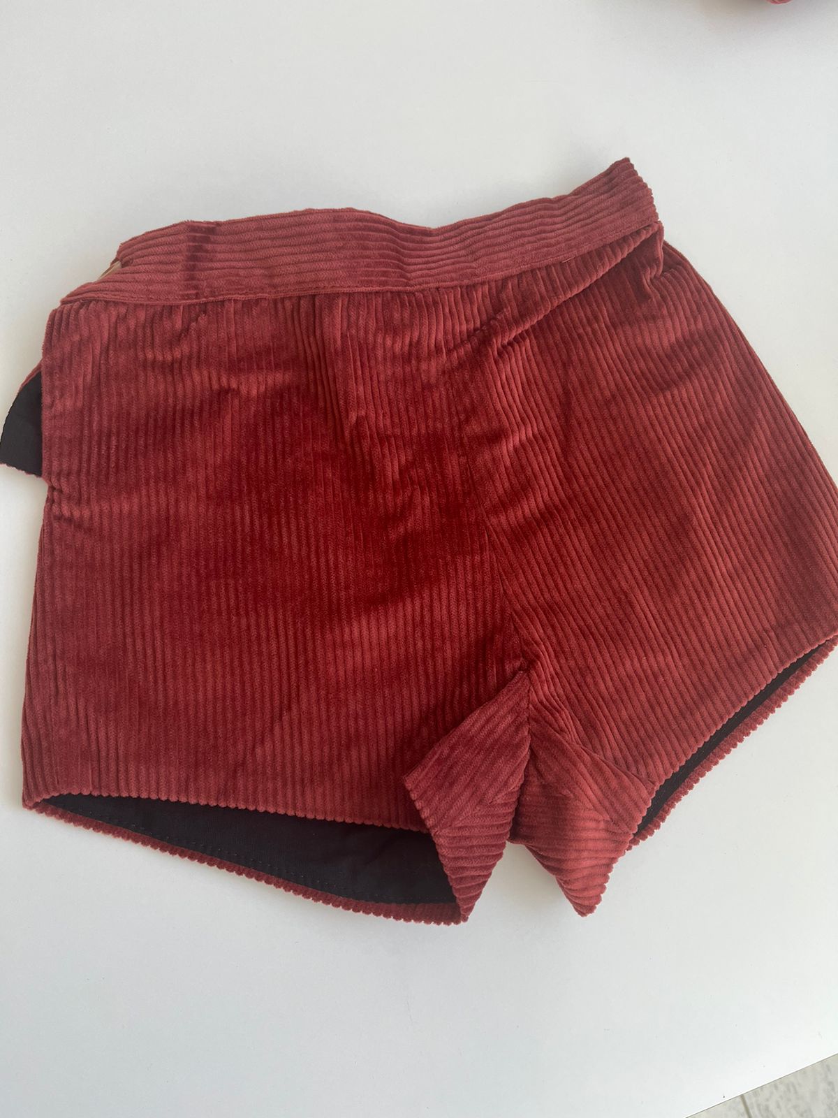 Short en velours cotelé terracota