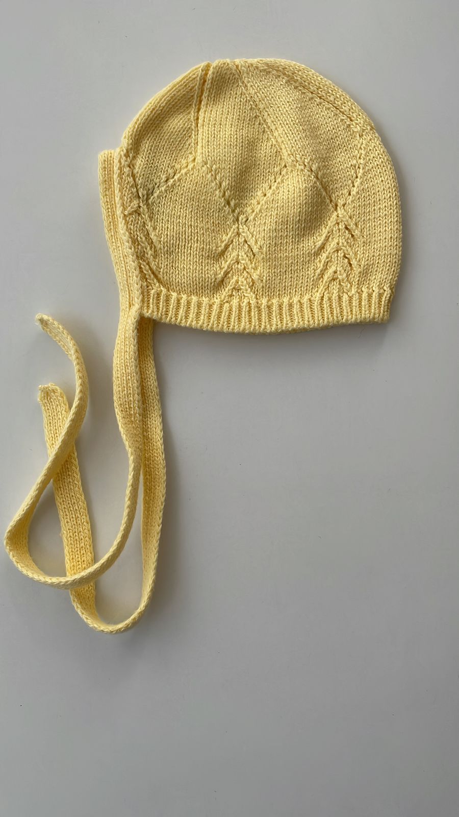 Bonnet jaune en tricot