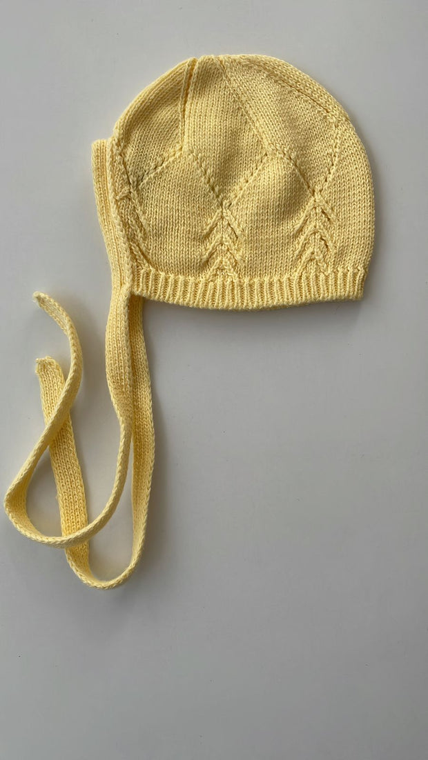 Bonnet jaune en tricot