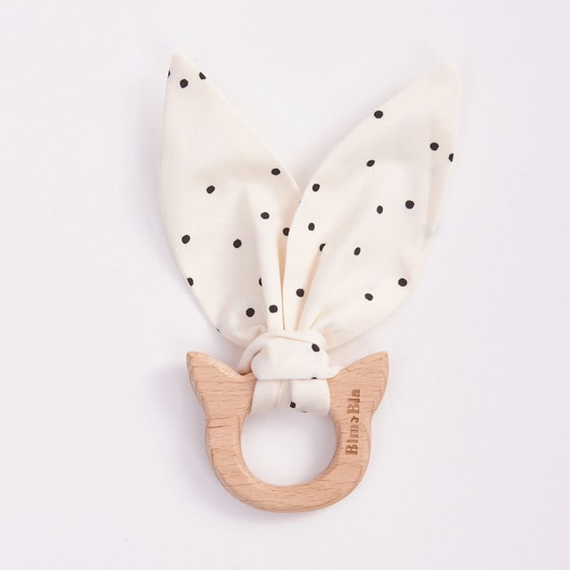 Anneau de dentition en bois avec oreille de lapin de la marque Bim Bla en vente chez Urban Baby à Rabat au Maroc